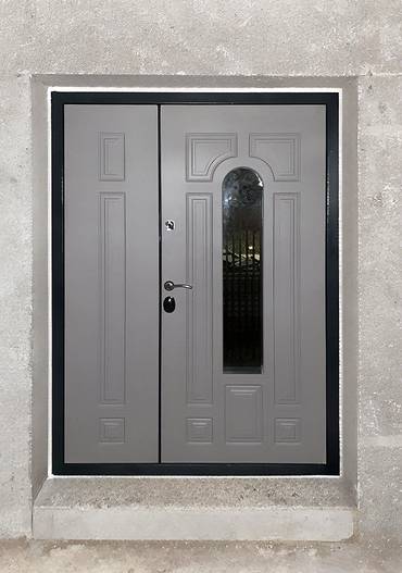 Полуторная дверь с ковкой