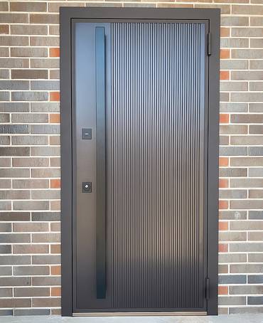 Уличная дверь с длинной ручкой